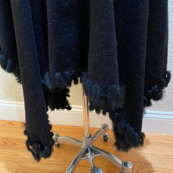 Jones NY Black boucle wool poncho with angora trim - Picture 8 of 13